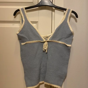 Blå stickad topp från Djerf Avenue - Säljer en söt blå stickad topp från Djerf Avenue. Använt en gång bara. Storlek S 🥰