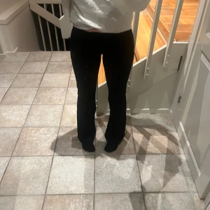 Love waist kostymbyxor - Säljer dessa nästan helt oanvända kostymbyxor! Pågrund av att de är försmå för mig! Jätte snygga lie Waits, slutsålda i stolek 34,36. Väldigt trendiga!💕💕hör av er för mer bilder eller frågor❤️