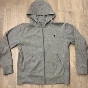 Grå hoodie från Ralph Lauren - S men passar mer som M. Inga fel på den, har dock inte snöret som ska vara vid luvan. dkriv innan köp takk 🙏🏻🙏🏻🙏🏻