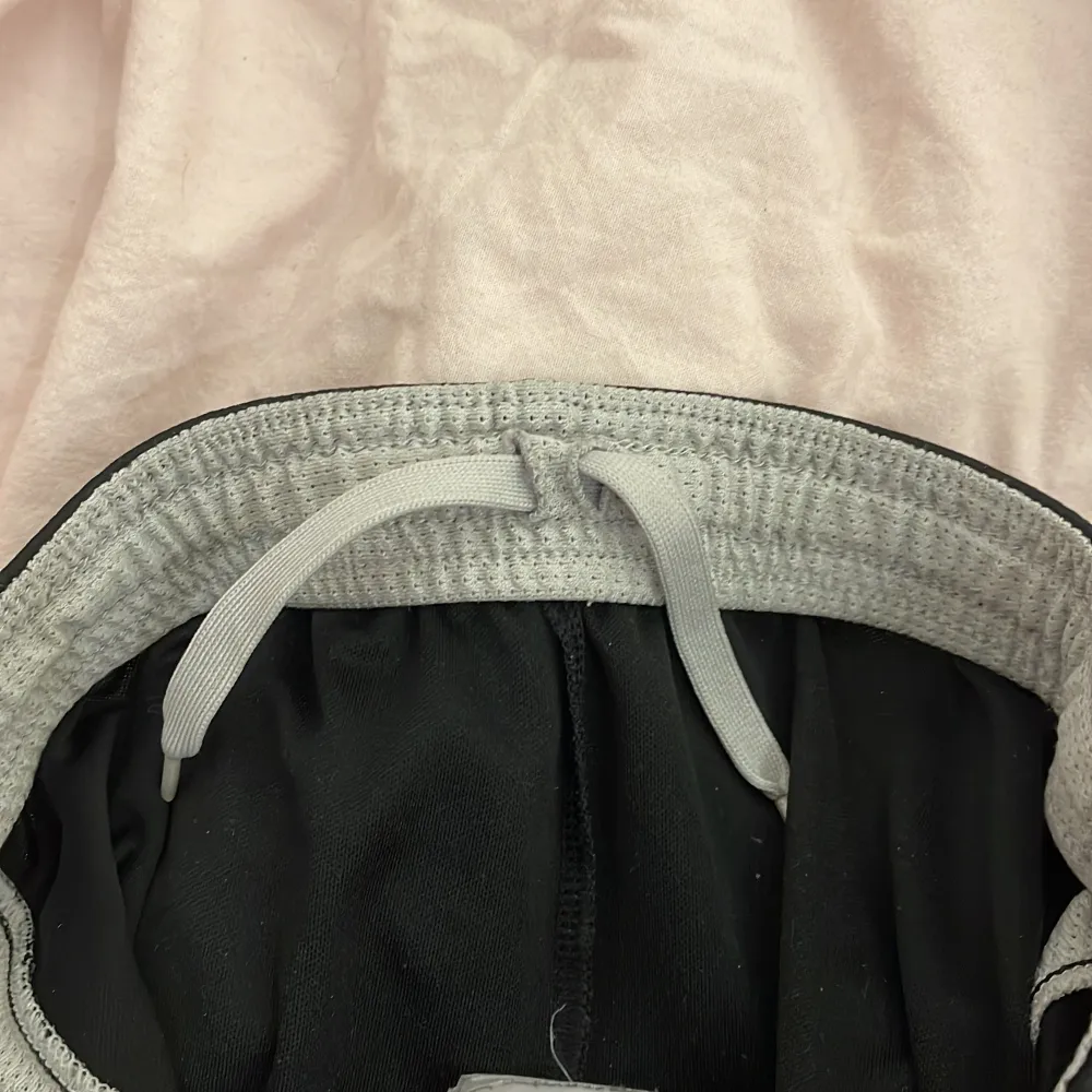 Säljer ett par svarta träningsshorts från Nike, de har snörning på insidan❤️Står storlek M men skulle mer säga att den passar xs/s. Shorts.