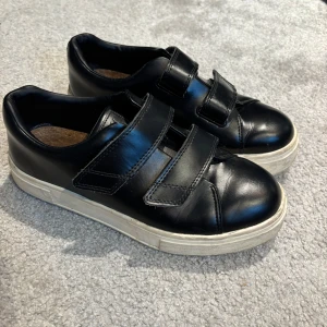 Svarta Eytys  - Säljer mina unika Eytys som inte säljs längre!! Lite smutsig sula men går enkelt bort om man tvättar! Storlek 41 skulle säga att d passar 40 oxå. Pris kan diskuteras