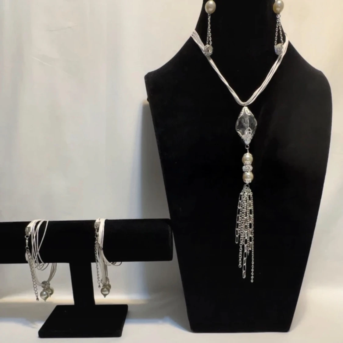 Elegant set med halsband och örhängen i silver