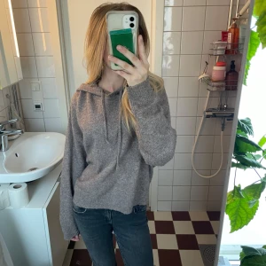 Stickad hoodie - Säljer denna super snygga stickade hoodien från Lindex. Den är beige/grå. Mycket bra skick🩶
