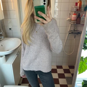 Stickad tröja - Mysig stickad tröja från Vera Moda. Den är rosa/lila/beige blandning ungefär, lite svårt att beskriva. Bra skick🩷