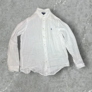 Ralph Lauren skjorta  - Säljer denna Ralph lauren Linne skjorta i storlek S, i nyskick. INGA FLÄCKAR KNAPPAST ANVÄND. Kom med frågor, jag svarar snabbt