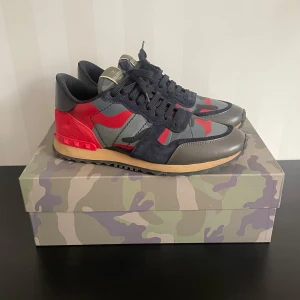 Valentino Rockrunner  - Ett par Valentino Rockrunners perfekta till Vintern. Använda fåtal gånger och därför i mycket bra skick som syns på bilderna. Storlek 41.5 men passar även 42.5! Tveka inte att höra av dig vid frågor eller funderingar!
