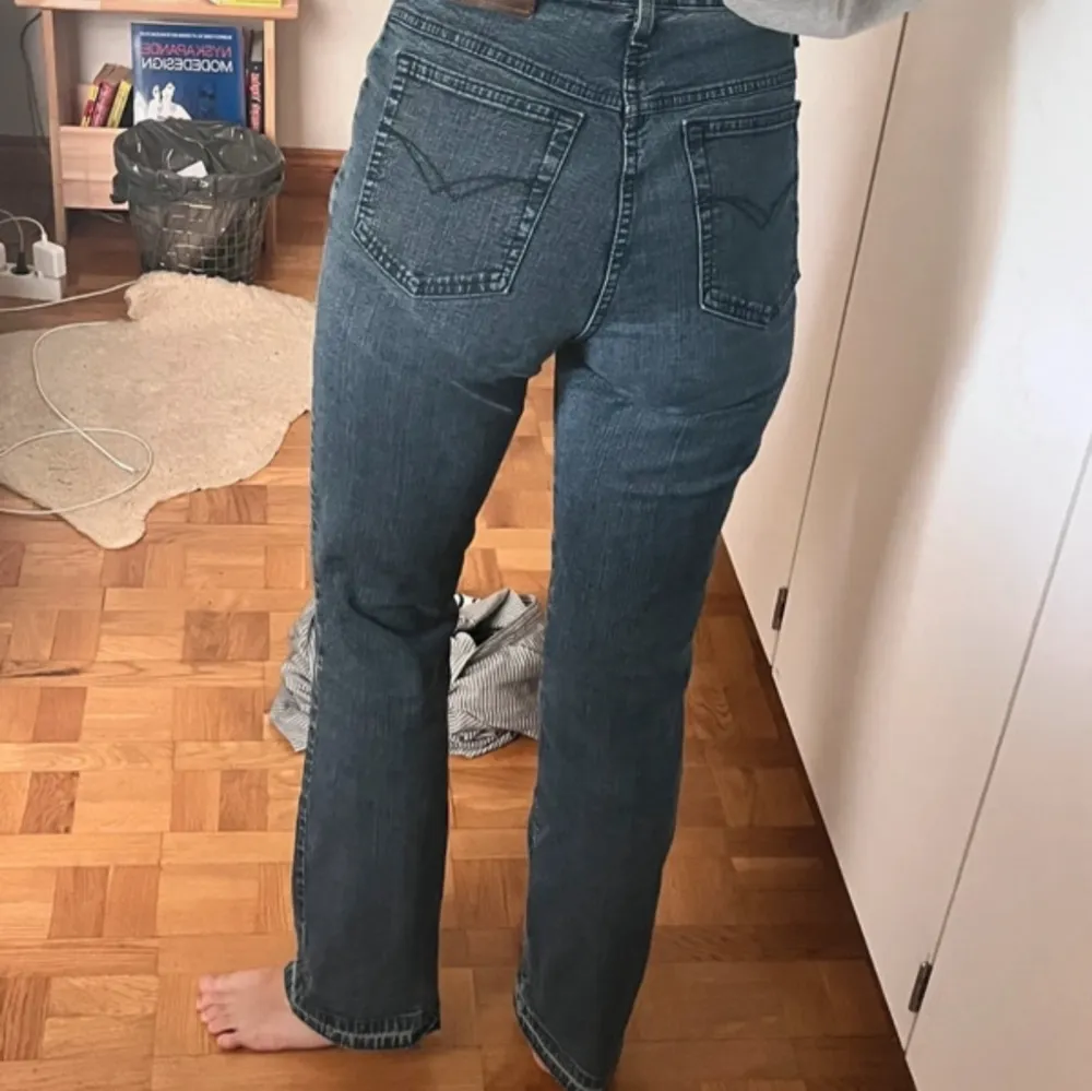 Säljer ett par klassiska blå jeans i bootcut-stil. De är högmidjade och har en snygg passform som sitter bra över höfterna. Perfekta för både vardag och fest! Materialet är en skön blandning av bomull och elastan för extra komfort. Köpta vintage . Jeans & Byxor.