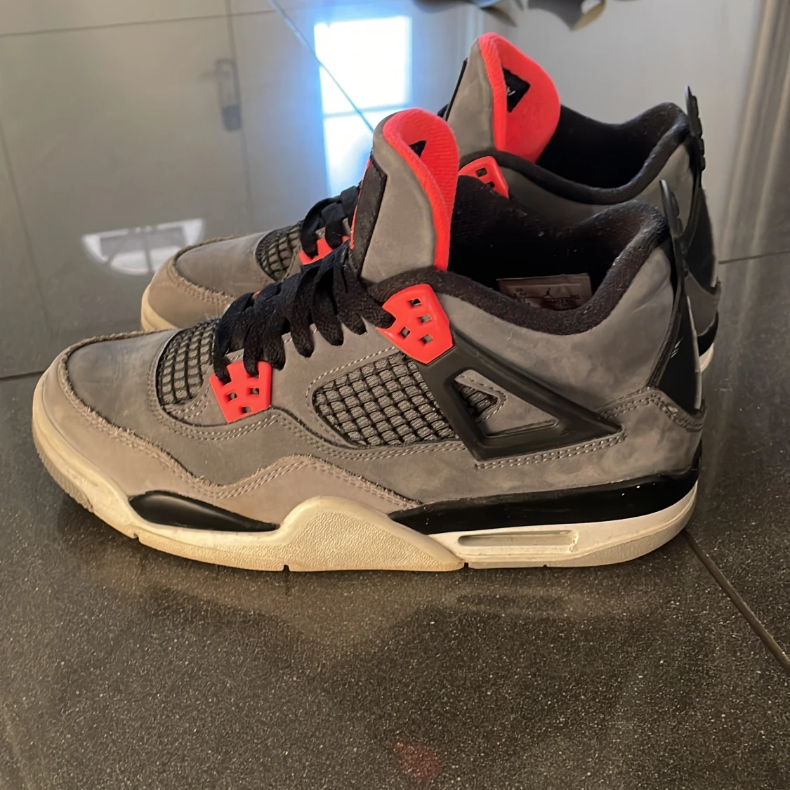 Grå och svarta Nike Air Jordans 4 - 91