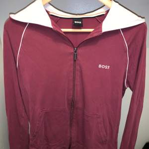 Säljer en snygg vinröd hoodie från Hugo Boss. Pris kan diskuteras vid snabb affär!