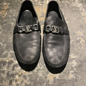 Louis vuitton loafers - Hej!Säljer ett par stiliga Louis vuitton loafers, Dem är helt klockrena till balen (student) eller festliga tillfällen men kan även vara kungen på jobbet med dessa.Dem är storlek 45! Nypris på dessa är upp mot 9 tusen kronor men vårt pris 1500. Kontakta vid frågor eller funderingar! Mvh olle 