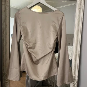 Beige långärmad topp - Jättefin topp bara testat på och tvättats efter det, tyvärr har den fått en liten smink fläck som inte riktigt går bort vid brösten på tröjan som man kan se,frakt o står man för själv. 