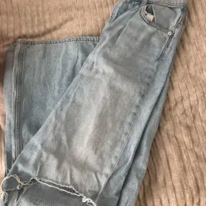 Säljer ett par ljusa jeans från Hm med slitna detaljer vid knäna.  De är endast provade, så de är i jätte bra skick. De är strl 34 men passar även 36 och är ganska långa vid benen. 