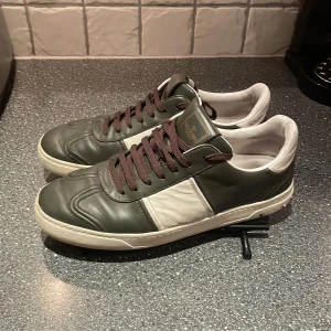 Valentino flycrews - Eftertraktade valentino flycrews i unik färg, respektive 5 nitar borta, men går att lösa. Storlek 44 passar de mesta. Skick 8/10 köpta i september. 