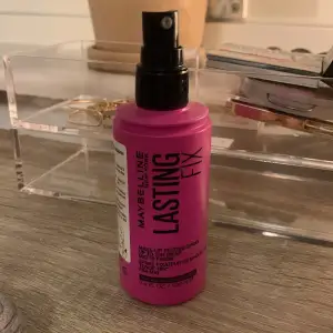 Säljer en Maybelline Lasting Fix Setting Spray som jag fick men själv använder jag ej  setting spray och inte har någon nytta till att behålla den! Korken är försvunnen men annars är den helt ny och oanvänd!