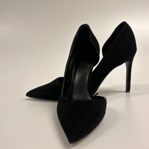 Svarta pumps med spetsig tå - Snygga svarta pumps i mocka med spetsig tå och hög klack. Perfekta för en utekväll eller fest. Väskan på bilden finns  ochså uppe!🙌🏻🙏🏻