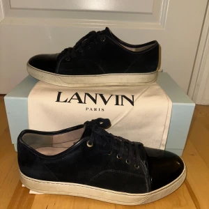 Lanvin skor  - Tjo, säljer nu dessa skitsnygga lanvin skor i storlek 44. Skicket på skorna är superbra, knappt tecken på användning. Boxen till skorna nedkommer samt 2 påsar och extra skosnören.Nypris på dessa varierar allt från 4-5 tusen kring. Bara skriva om ni har några funderingar!!