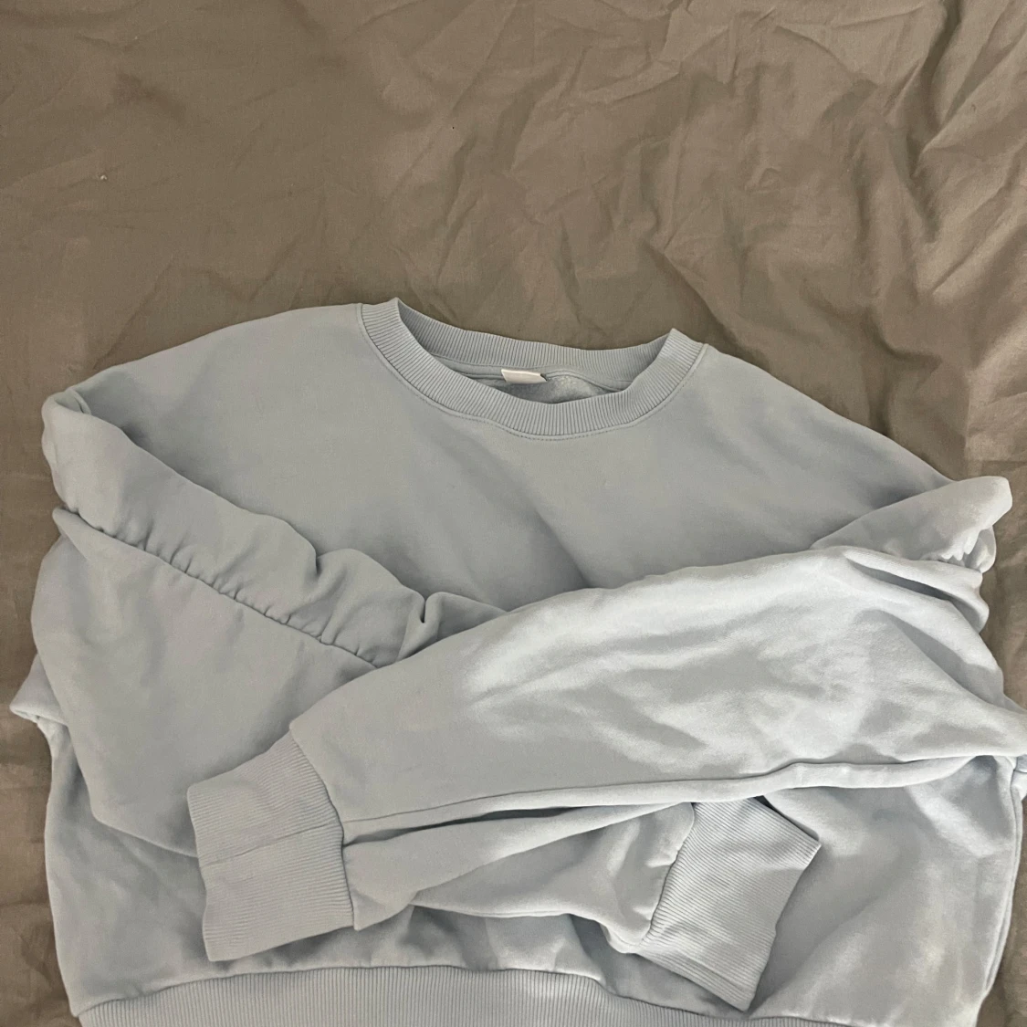 Ljusblå tröja med volanger på ärmarna från Lindex  - 92