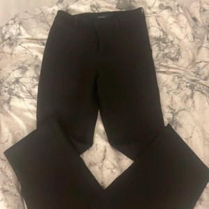 Kostymbyxor  - Jag säljer mina fina kostymbyxor från vero Moda i storlek 32 jag säljer de för att de är för små för mig❤️de är inte tecken på användning!