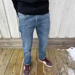 Säljer nu dessa jeans av märket J.Lindeberg i 9.5/10 skick!✨ | De är i den populära slimfit passformen ”Jay” | Nypriset ligger på 1500 | Tveka inte att höra av dig vid frågor eller funderingar!✌️🍁