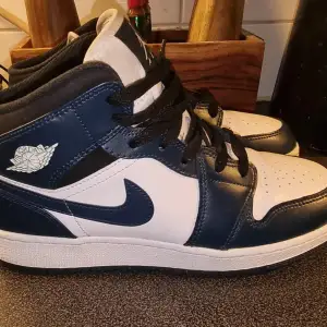 Jordan 1 mid  st 40 i bra använt skick mörkblå/vit Hund finns I hemmet 