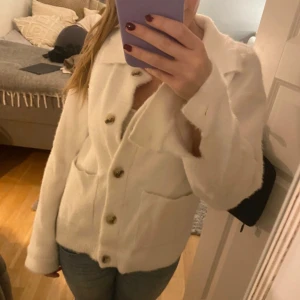 Vit kofta med knappar - Säljer en supermysig vit kofta med stora knappar framtill. Den har en normal passform och är perfekt för höst och vinter🎀