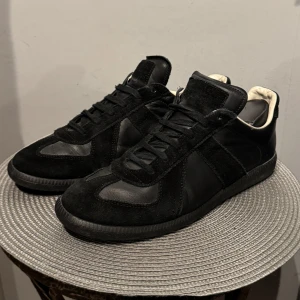 Maison Margiela GATS - Riktigt snygga Maison Margiela GATS! Skick: 7/10, använda men väl omhändertagna. Storlek 42.