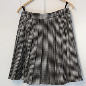 Svartvit rutig kjol  - Säljer en superfin svartvit rutig kjol från Hirsch.  Den har en bekväm passform och är lätt att matcha med olika toppar. År köpt second hand men är i bra skick. Köpt på Pop Boutique, passar m-L men har belthoops.