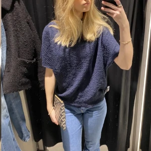 Mörkblå  topp - Superfin mörkblå topp från Zara, perfekt för både vardag och fest!