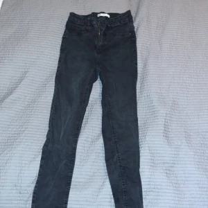 Svarta jeans från Gina Tricot - Säljer ett par svarta jeans från Gina Tricot i modellen Molly. De är i bra skick och har en tight passform. Perfekta för både vardag och fest! 🖤