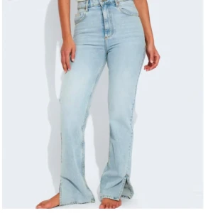 Ljusblå jeans med slits - Säljer ett par ljusblå jeans från Bikbok i mycket bra skick. Bara använda ett fåtal gånger. De är högmidjade och har en straight passform med slits vid bensluten. Storlek midja: 28. Storlek längd: 32. Jag är 169 cm och de går ner lite nedanför hälen. Köparen står för frakt, skickar spårtbart PostNord paket.