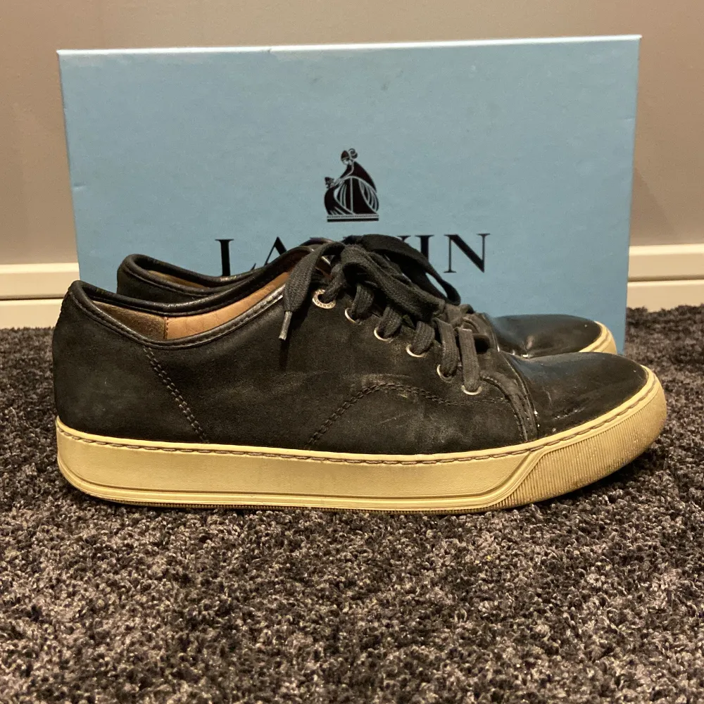 Säljer mitt par Lanvin i storlek UK 6 som motsvarar 40-41. Väl använt skick som bilderna visar, lite stygn längs kanterna som gått upp å lite smutsiga. Men har absolut liv kvar för att användas! Nypris inköpt för 4 300 kr! Medföljer original boxen givetvis vid köp! Hör av dig vid frågor eller funderingar. Mvh Oliver!. Skor.