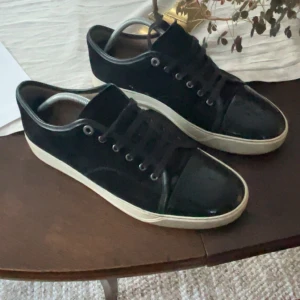 Lanvin Cap Toe - Bra skick, en liten flaw vid cap toen och lite smutsig mocka som går bort med mocka borste. Lådan och en dustbag ingår. 