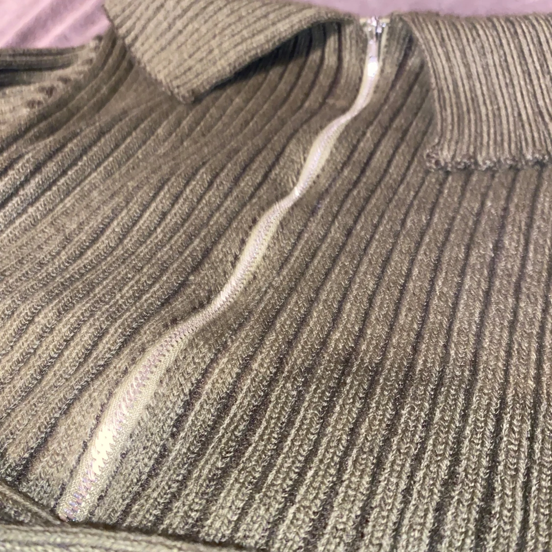 Olivgrön ribbad tröja med dragkedja - 93