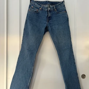 Blå jeans från weekday  - Säljer ett par blå jeans i mycket bra skick. De har en straight passform och är perfekta för vardagsbruk. Byxorna har en låg midja och är tillverkade i slitstarkt denim. Perfekta för både höst och vår!