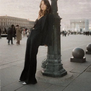 Kostymbyxor  - Så snygga mörkblåa kostymbyxor från NA-KD! Modellen bootcut och mid wise i storlek 36! Aldrig använda❤️