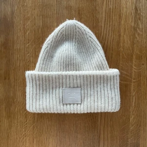 Acne mössa - Säljer denna superfina Acne mössan. Varan är sparsamt använd och inga defekter förekommer, dock aningen nopprig. Orginalpris: 1700 kr. Hör av dig vid mer frågor! Orgi