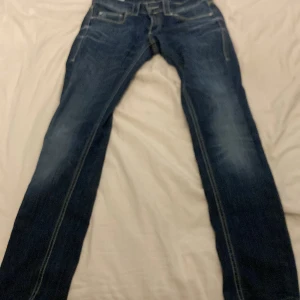 Dondup jeans 28 - Säljer ett par snygga mörkblå dondup jeans storlek 28 priset kan sänkas   .  