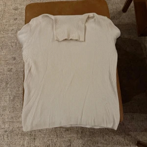 Vit ribbad tröja från Stone Island - Säljer en större vit polotröja från Stone Island, som inte används längre, använd bara några gånger då den är för stor för mig😊