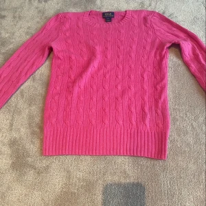100% CASHMERE Polo Ralph Lauren tröja för barn i ålder 8-11 (liten i storleken) - Säljer en supermjuk och lyxig rosa 100% cashmere tröja för barn i ålder 8-11. Inga synliga tecken på användning. Storleken i tröjan står som 12-14 men den är liten i storleken.💖Perfekt julklapp I fantastiskt exklusivt material till väldigt bra pris!Kontakta mig om du har någon fråga! 