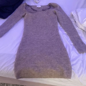 Beige stickad klänning från H&M - Säljer en superfin beige stickad klänning från H&M i storlek XS. Den är tight och har långa ärmar, perfekt för höst och vinter. Klänningen är i mycket bra skick och passar både till vardags och festligare tillfällen. Så mysig och stilren!