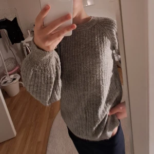 Grå ribbad tröja - Säljer en supermysig grå ribbad tröja från Lindex Kids i storlek 134/140. Perfekt för kyliga höstdagar med sina långa ärmar och mjuka material. Tröjan har en klassisk rund hals och är i mycket bra skick förutom att några trådar sticker ut ur ärmarna längst ut. (Skriv för mer delatjerad bild)💘 säljer eftersom att den inte kommer till användning💘💘💗❄️