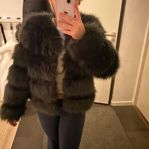 Svart/ mörkgrön pälsjacka - Pris kan diskuteras 