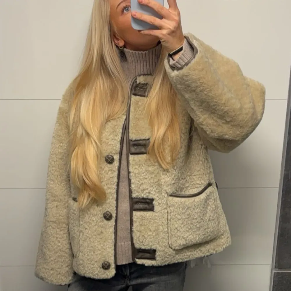 Supermysig beige teddy/pälsjacka i beige, Jätte varm och skön✨Den är oversized och man han ha ett flertal tröjor under🎄Storlek 34 men passar 36/38. Jackor.