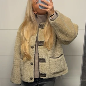 Jacka i pälsimitation CHATOU- Carin Wester - Supermysig beige teddy/pälsjacka i beige, Jätte varm och skön✨Den är oversized och man han ha ett flertal tröjor under🎄Storlek 34 men passar 36/38 , köpt för 1 499kr