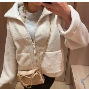 Beige/vit teddyjacka med dragkedja - Slutsåld teddy jacka från hm! Har använts typ 2 ggr men inga defekter. Sååå mysig man kan ha den inomhus och utomhus! Säljer pga har köpt en annan jacka så den här kmr inte till användning längre. Storlek S men passar Xs och M också!