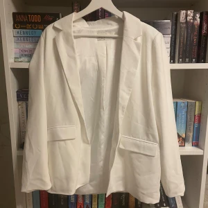 Vit blazer  - Superfin vit blazer som tyvärr inte kommer till användning för mig. Den är endast testad, men behövs strykas innan användning!🤍
