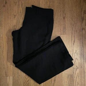 Svarta kostymbyxor - Snygga svarta kostymbyxor i bra skick💕 Storlek 40, passar i längden 155cm ungefär. För små/korta för mig med längd 163cm.