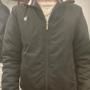 Polo Jacka - Säljer min svarta US Polo jacka, i princip nyskick till nakna ögat och väldigt varm/skönt material. Lätt att matcha med, cool detalj vid kragen och storlek M