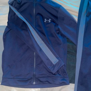 Under armour tracksuit - Använd fåtal gånger o är i jättefint skick inga skador eller lilknande skick 10/10  storlek M