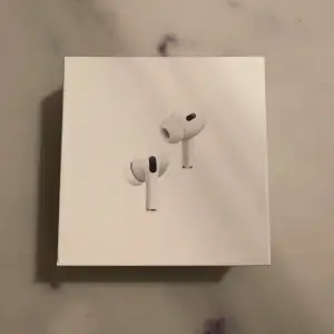 Säljer nu mina Air-Pods Pro genaration 2 i mycket fint skick, lite smått tecken på användning men inga problem eller konstigheter, alla orginaltillbehör medföljer!